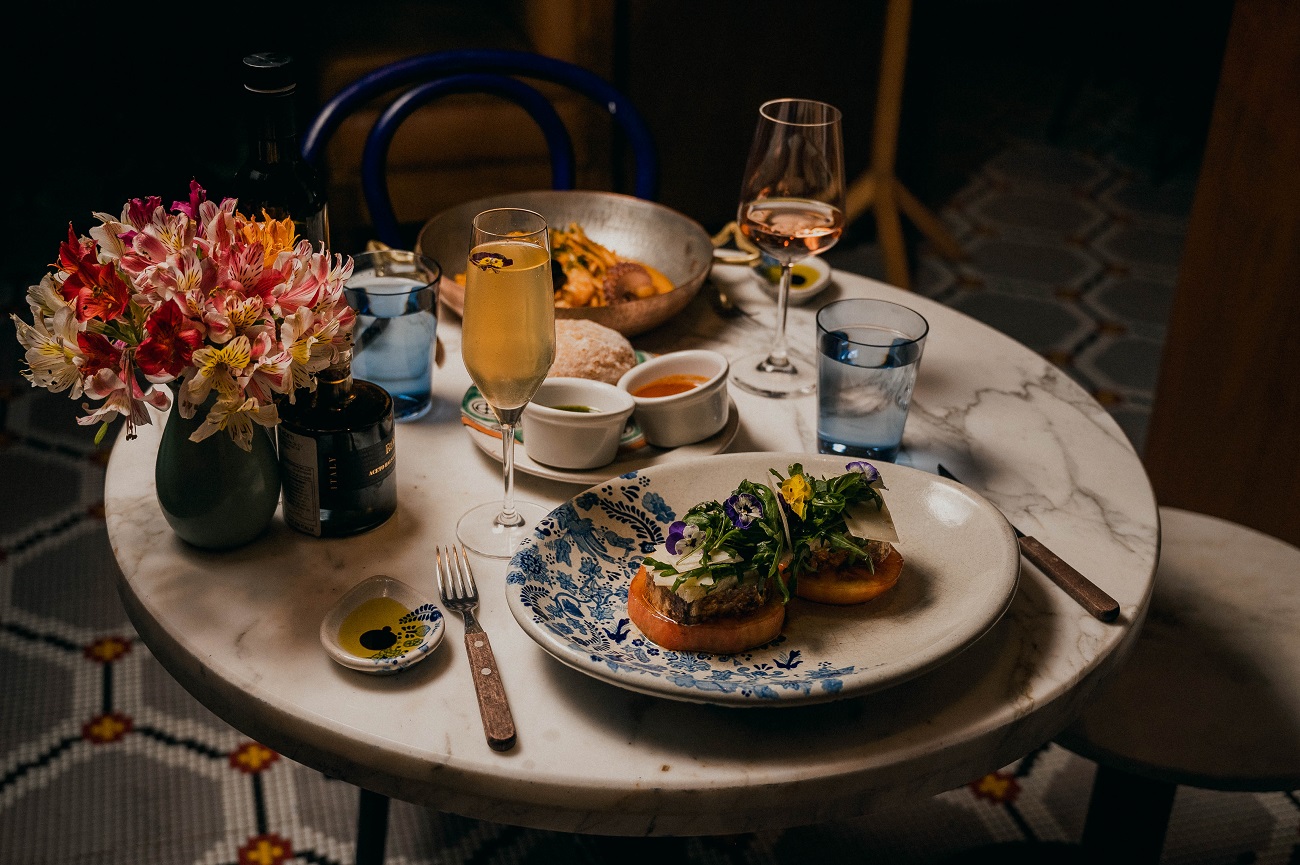 Tome asiento y disfrute del maridaje con vino en una cena para celebrar en el restaurente Cello Cucina Italiana